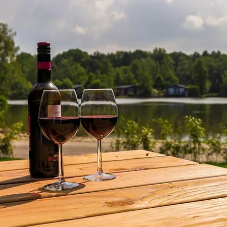 Luxe Chalet In Oosterwolde In Friesland, Op Rustig Park Met Uitzicht Op Meer En Strandje Exterior foto