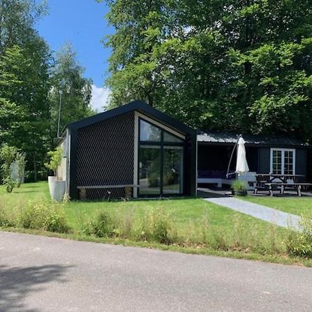 Luxe Chalet In Oosterwolde In Friesland, Op Rustig Park Met Uitzicht Op Meer En Strandje Exterior foto
