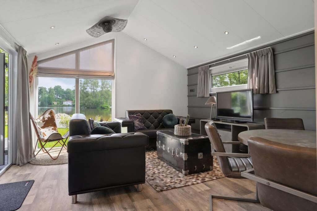 Luxe Chalet In Oosterwolde In Friesland, Op Rustig Park Met Uitzicht Op Meer En Strandje Exterior foto